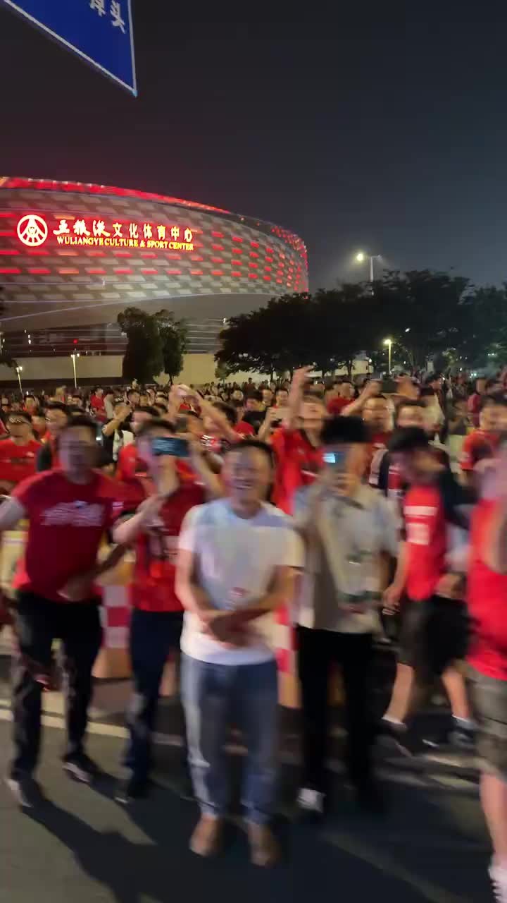 不和谐！河南远征球迷发视频，遭成都球迷泼水+骂&ldquo;建业CNM&rdquo;