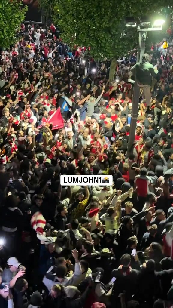 难忘今宵❤！凌晨四点的酋长球场外，枪迷们仍在彻夜狂欢