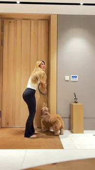 入选巴西大名单后回家的加布！网友：妻子手机屏估计保不住了😂