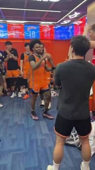 沪上真神！赛后更衣室内，上海男篮队员纷纷与古德温击掌庆祝
