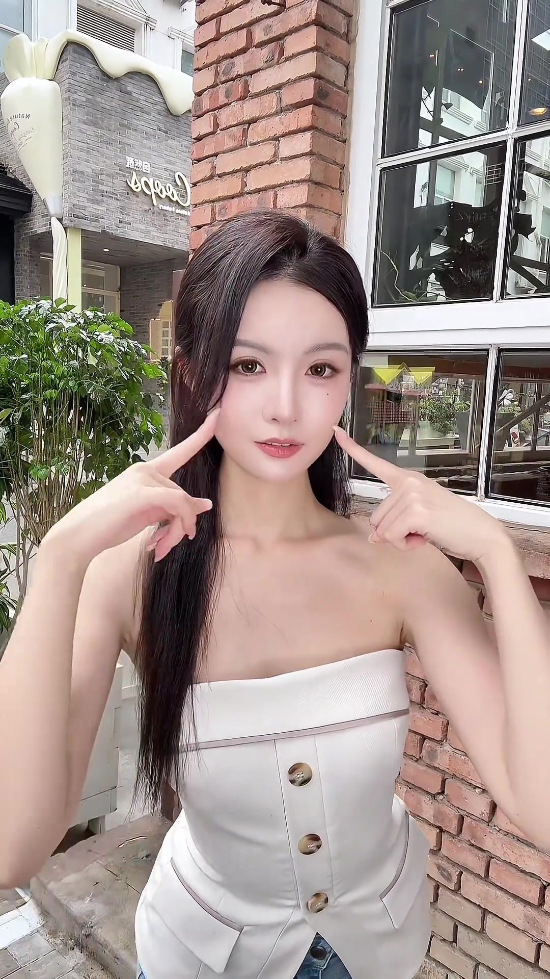 被&ldquo;炼炼&rdquo;的烟熏妆圈粉了，网友：这妆容好像不是很薰，但人很甜