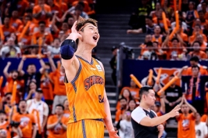 王哲林：二级撕裂需4周时间恢复 我努力过 带伤打总决赛不会后悔