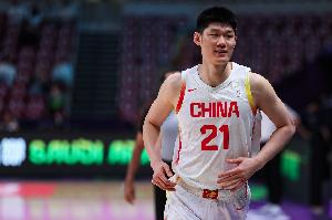 效率可以！半场胡金秋2中2拿4分4板 赵嘉义5中3得9分